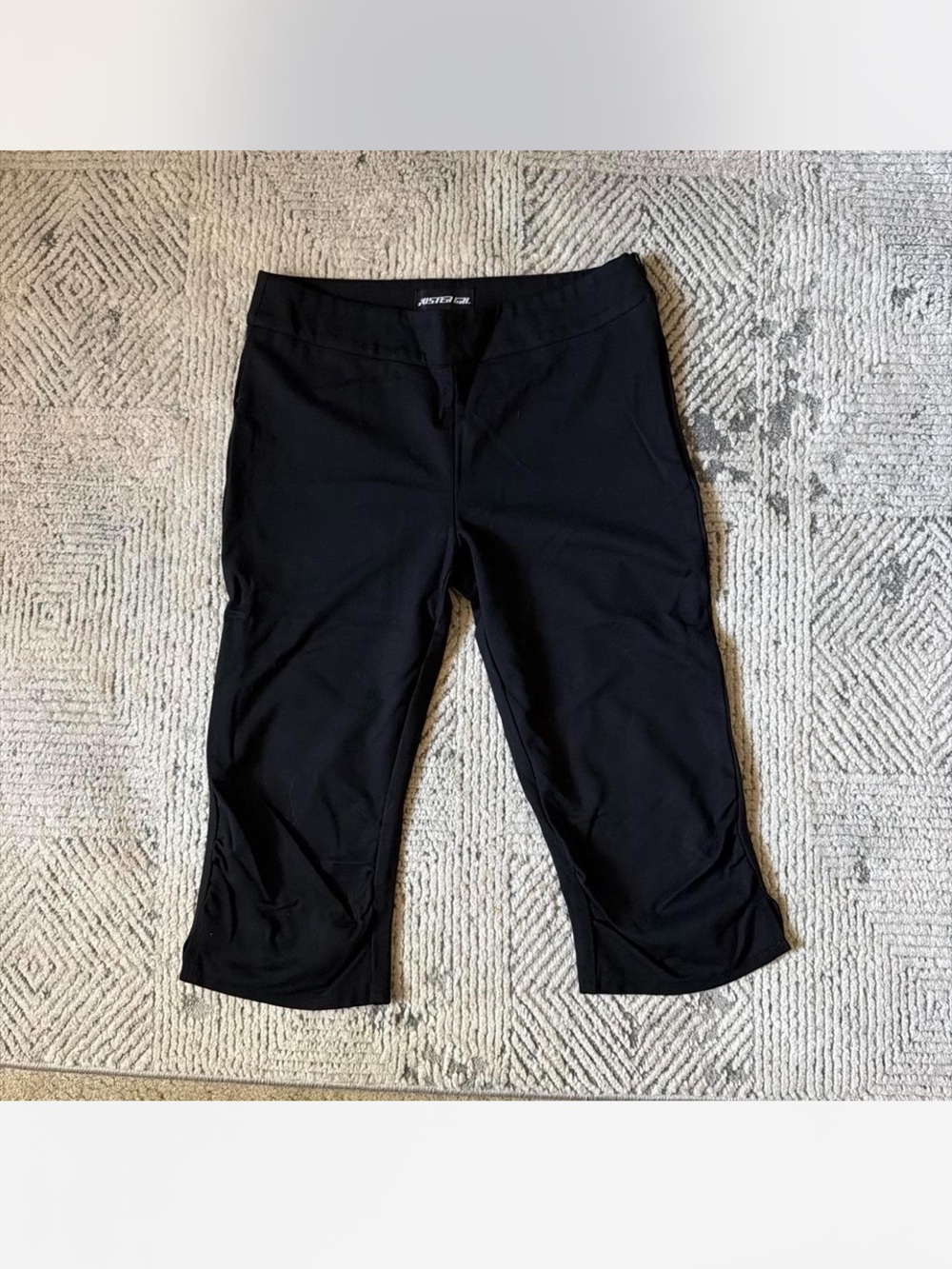 Poster girl Black Capri w/side zipper